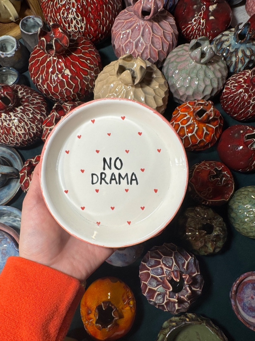 Тарелка с надписью «No Drame» (Без драмы)